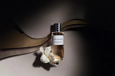 Dior Cuir Saddle parfüm şişesi